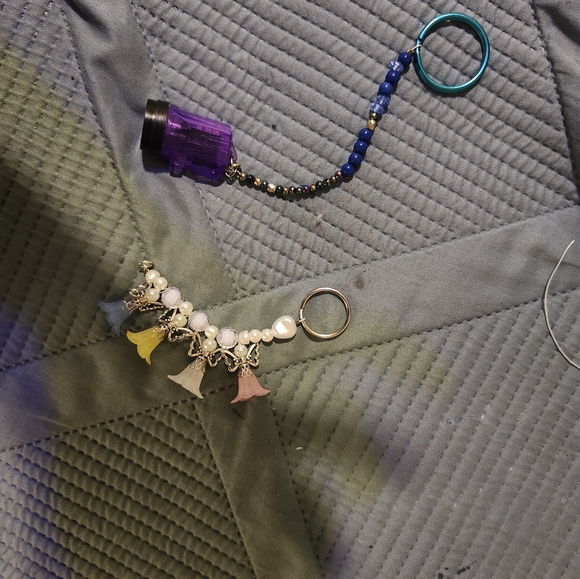 Jewlery,:bracelets,necklaces,chokers,keychains - Picture 13 of 14